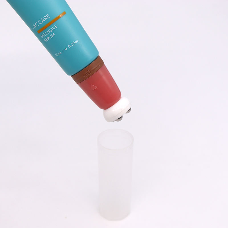 Tubos exprimidores de plástico PE OEM de 10ml-25ml, embalaje de brillo de labios con 4 bolas de rodillo con cabezal de encendido/apagado para masaje en crema de suero para ojos