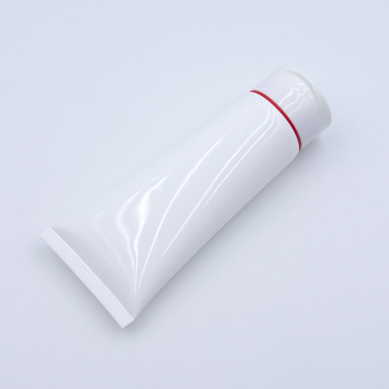 Tubo de plástico cosmético suave para apretar loción de PE vacío personalizado con tapa abatible para superficie de lavado de cara manejada mediante estampado en caliente