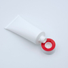 Tubo de plástico cosmético suave para apretar loción de PE vacío personalizado con tapa abatible para superficie de lavado de cara manejada mediante estampado en caliente