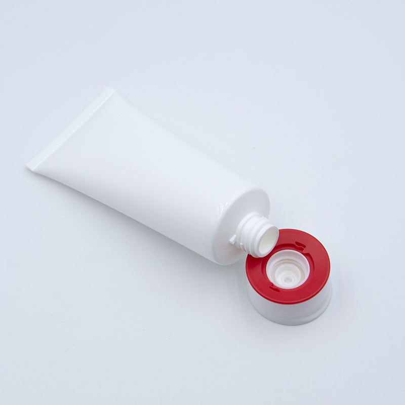 Tubo de plástico cosmético suave para apretar loción de PE vacío personalizado con tapa abatible para superficie de lavado de cara manejada mediante estampado en caliente