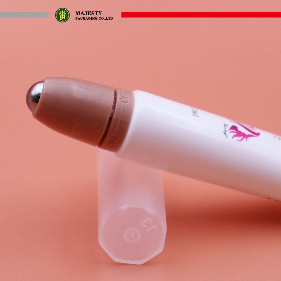Tubos de embalaje de protector labial de plástico personalizados de 5ml/10ml/15ml con recipientes vacíos de bola inoxidable, tubo de brillo de labios de plástico