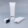 Envase exprimidor de crema de manos de tubo cosmético de PE de plástico blando de forma cuadrada con material de papel de etiquetado para cuidado de la piel y lápiz labial