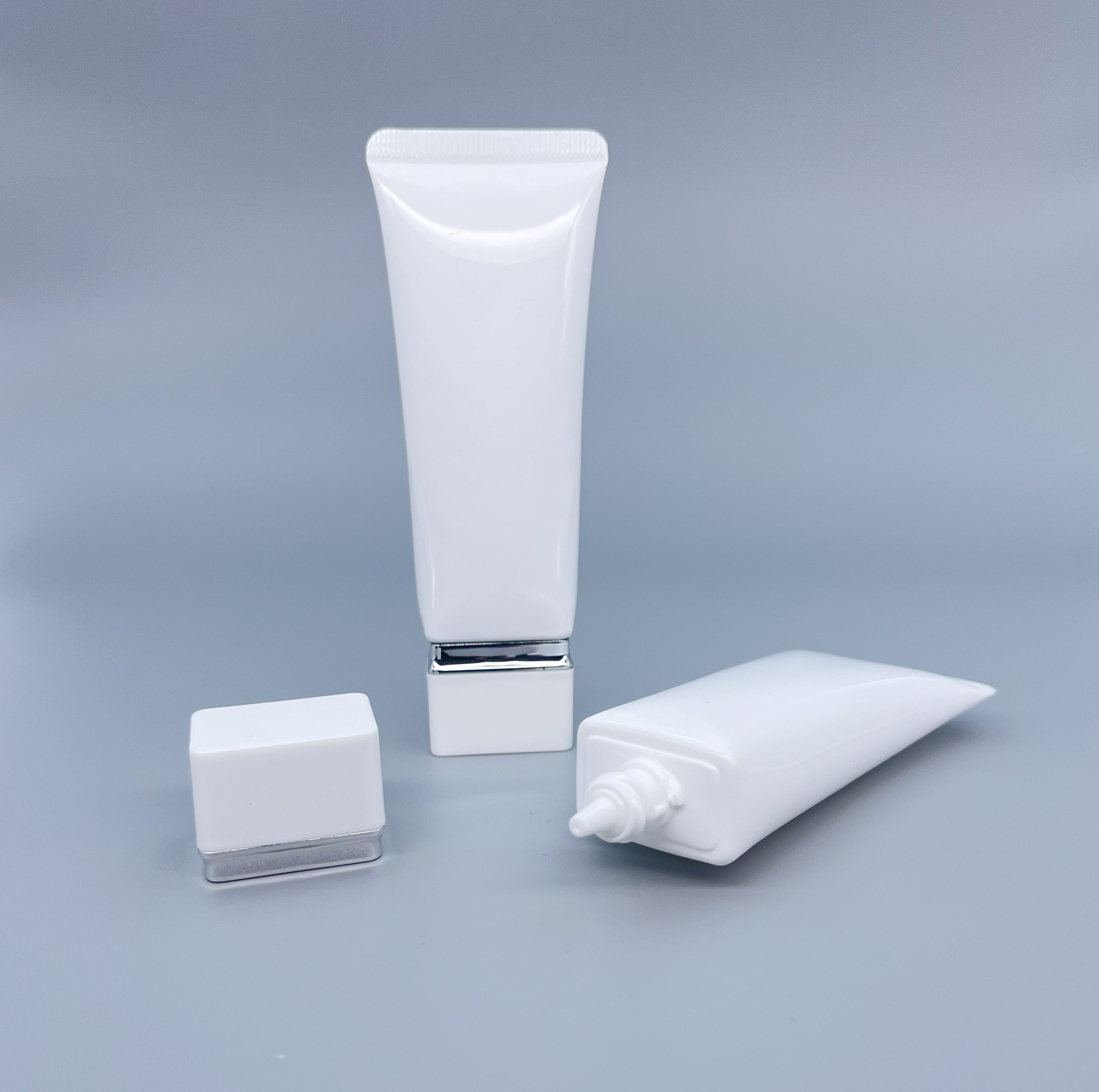 Envase exprimidor de crema de manos de tubo cosmético de PE de plástico blando de forma cuadrada con material de papel de etiquetado para cuidado de la piel y lápiz labial