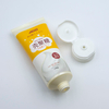 Tubo exprimidor de plástico blando OEM con tapa abatible para crema de manos, lavado de cara, cuidado de la piel con loción cosmética de superficie de estampado en caliente