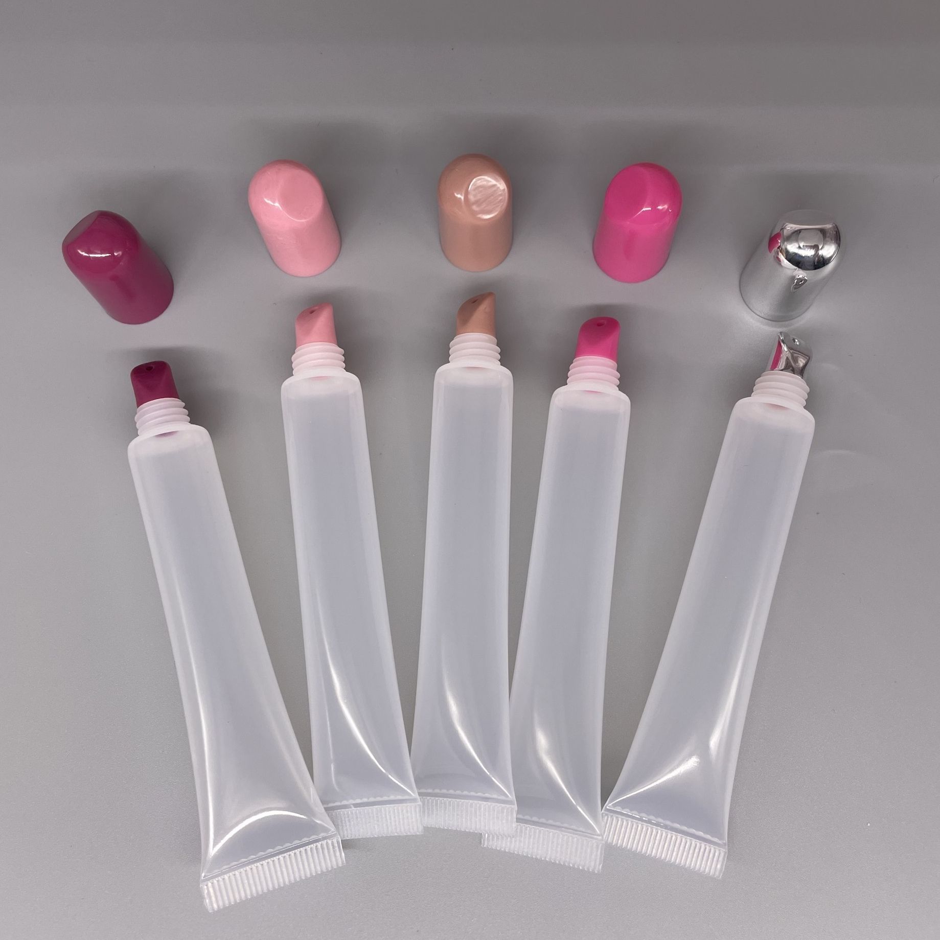 Tubo de lápiz labial y brillo de labios de PP suave personalizado con aplicador de plástico con tapón de rosca para cosméticos de 19 mm de diámetro 10 ml 15 ml 20 ml