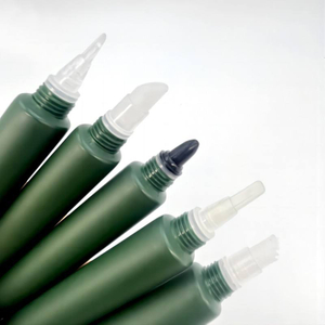 Tubos exprimibles de brillo labial suave de lujo, superficie serigrafiada amigable para el cuidado de la piel, embalaje y aplicador de crema para ojos