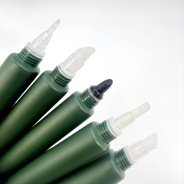 Tubos exprimibles de brillo labial suave de lujo, superficie serigrafiada amigable para el cuidado de la piel, embalaje y aplicador de crema para ojos