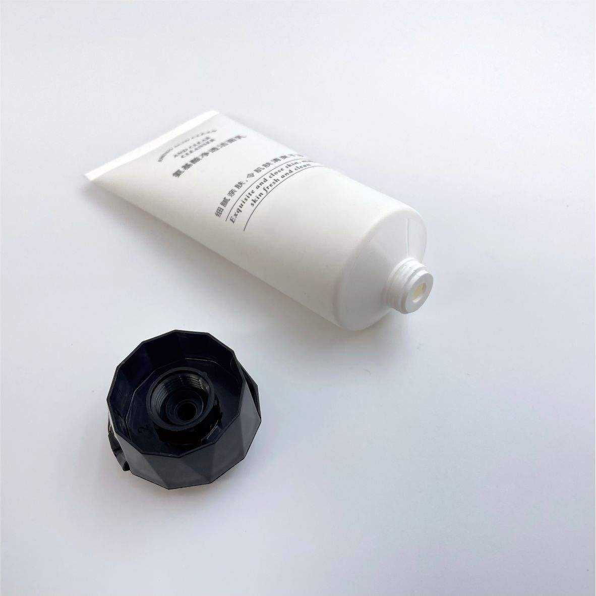 Tubo de plástico PE de compresión suave personalizado con tapa abatible para el cuidado de la piel, lavado de cara, limpiador facial, crema, loción, cosméticos, tipo champú