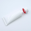 Tubo de plástico cosmético suave para apretar loción de PE vacío personalizado con tapa abatible para superficie de lavado de cara manejada mediante estampado en caliente