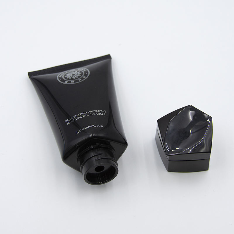 Tubos de plástico cosméticos personalizados de venta caliente 50 ml 100 ml 150 ml Envases exprimidos suaves con tapa especial Crema facial limpiadora facial